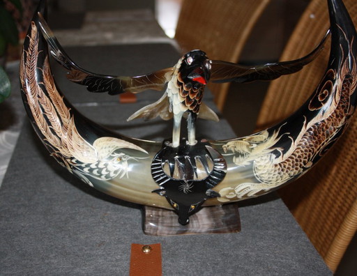 Hand-carved falcon/eagle sculpture - buffalo horn - 23 × 28 cm - with dragon motif - unique piece