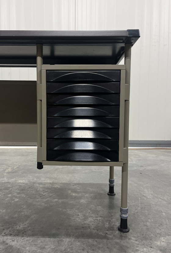 Image 1 of Scrivania Olivetti Spazio con cassettiera