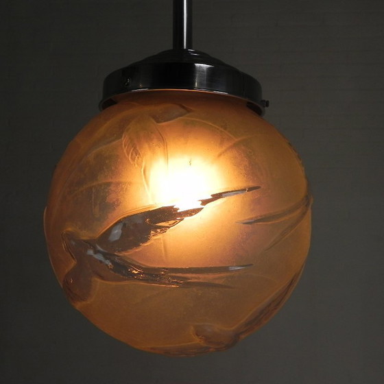 Image 1 of Art Deco hanglamp met geetste glazen bol met meerdere vogels, zwaluwen, jaren 30