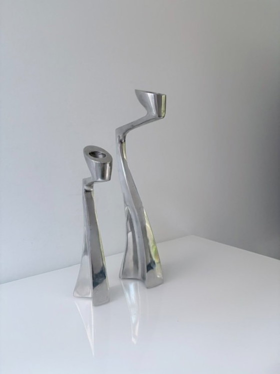 Portacandele Swan iconici di Matthew Hilton per SCP – Aluminium (photo 19 of 24)