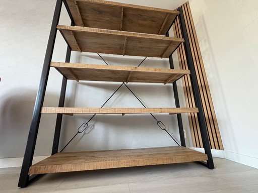 Boekenplank in loftstijl