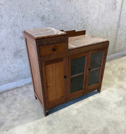 Vitrine der Amsterdamer Schule mit Marmorplatte