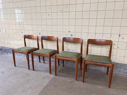 Set aus vier skandinavischen Stühlen