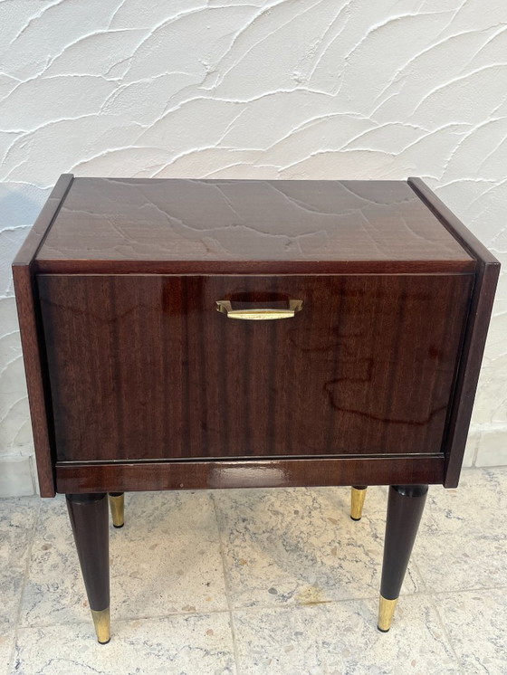 Image 1 of Een paar vintage nachtkastjes uit de jaren 60 met messing spijlenpoten.