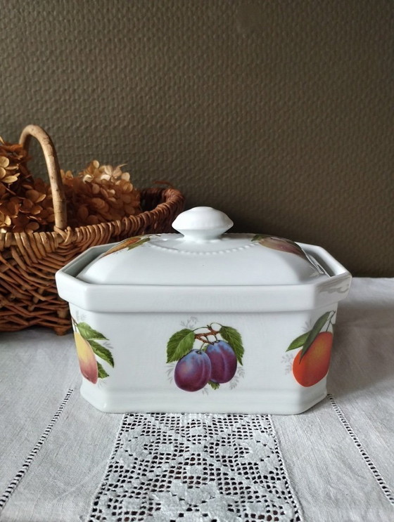 Image 1 of Antieke achthoekige terrine van wit porselein met veelkleurige fruitdecoratie.