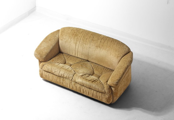 Image 1 of Italienisches Zweisitzer-Sofa aus beigefarbenem Samt, 1970er Jahre