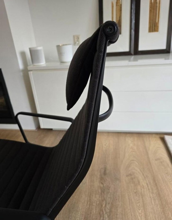 Image 1 of Fauteuil lounge Vitra Eames EA124 + repose-pieds EA125