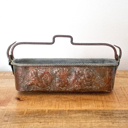 Cacerola antigua de cobre para guisar pescado: con relieve de grifos y flor de lis.