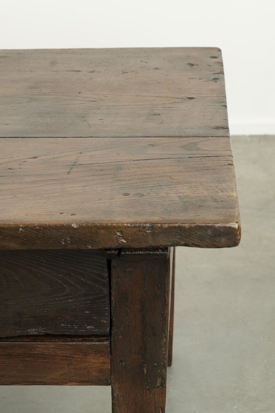 Image 1 of Mesa de centro antigua del siglo XVIII, de madera de castaño, procedente del sur de Europa, con dos cajones.