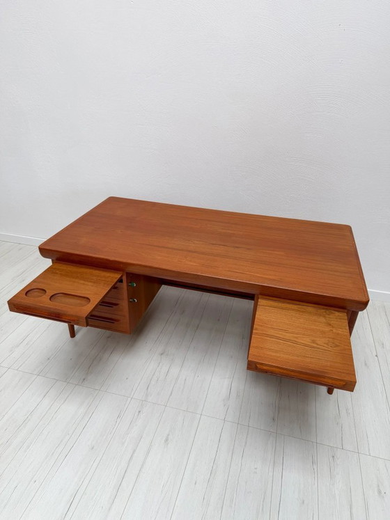 Image 1 of Vintage Deens design teakhouten directiebureau van Ib Kofod-Larsen, mid-century modern schrijfbureau, jaren 60