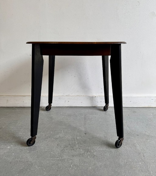Vintage bijzettafel op zwenkwielen