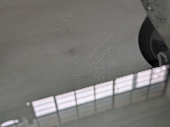 Image 1 of Table basse - Cristal - Table basse en cristal, sur roulettes, dans le style de Gae Aulenti