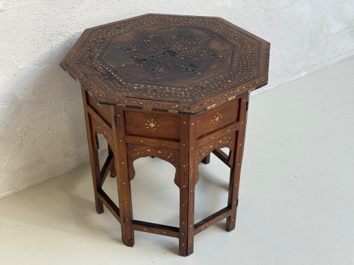 Table d'appoint pliante ancienne d'Inde, datant d'environ 1900.