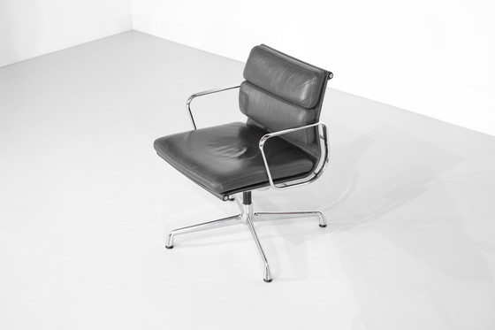 Image 1 of Silla Soft Pad "EA 208" Charles Ray Eames, EE.UU. 1969.