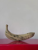 Plátano de cerámica hecho a mano por la artista/ceramista sueca Malwina Kleparska.