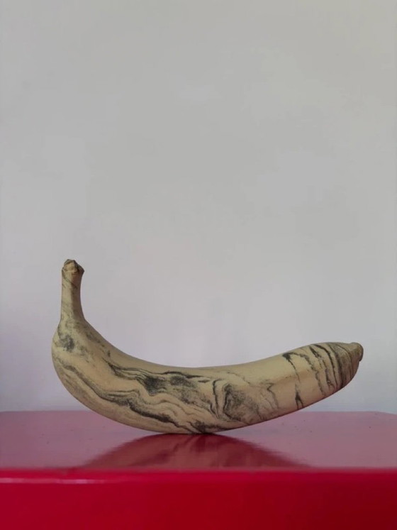 Image 1 of Handgefertigte Keramikbanane von der schwedischen Künstlerin und Keramikerin Malwina Kleparska