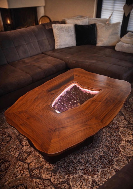 Mesa de centro de diseño artesanal de nogal macizo con geoda de amatista de 110 kg – Pieza única (photo 3 of 5)