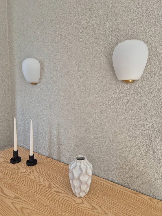 Image 1 of Elegante set di 2 lampade da parete Peill & Putzler, anni '60, vetro opalino e ottone – Luce calda e soffusa.
