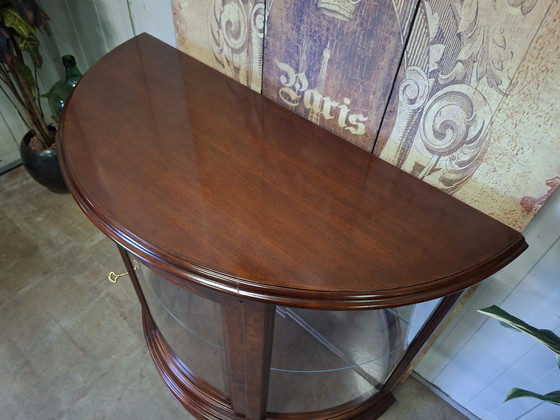 Image 1 of Grote klassieke italiaans halfronde lage vitrinekast, servieskast, whiskeybar wijncabinet afm. 119x51cm en 101cm hoog.