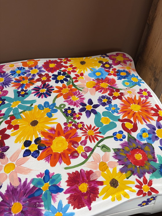 Image 1 of Unieke bijzettafel met handgeschilderde bloemen