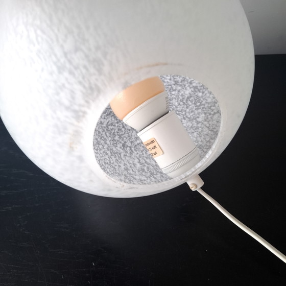Image 1 of Lampe de table vintage en forme d'œuf, verre blanc opaque, années 1980