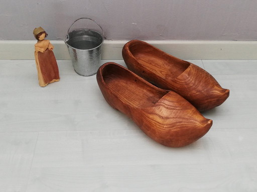 Ein Paar antike Holzclogs