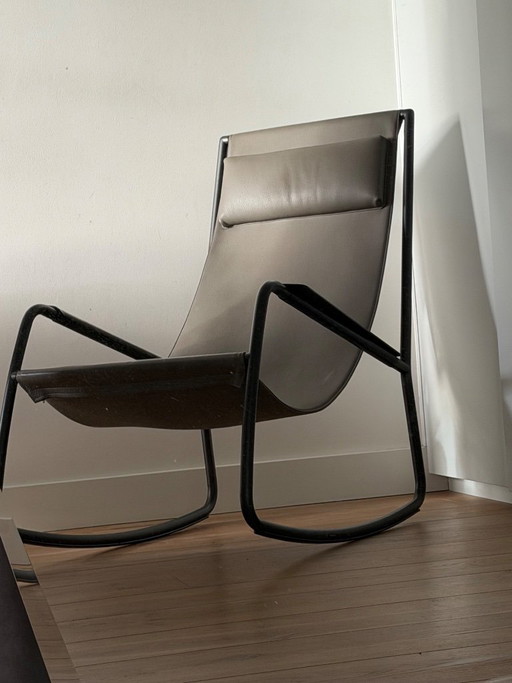 Schommelstoel met zwart frame en grijze zitting