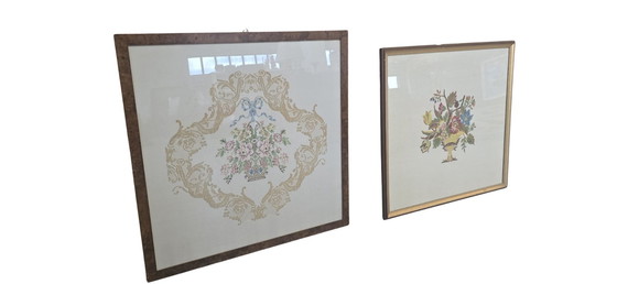 Image 1 of Par de cuadros bordados a mano en estilo clásico y shabby chic.