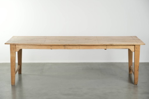 Wunderschöner antiker Esstisch aus Kiefernholz im Landhausstil für 6 bis 8 Personen in einer schönen hellen Farbe.