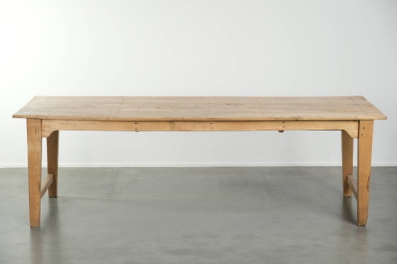 Image 1 of Wunderschöner antiker Esstisch aus Kiefernholz im Landhausstil für 6 bis 8 Personen in einer schönen hellen Farbe.