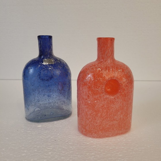 Image 1 of Paar blau-orangefarbene Blasenglasgefäße, Arabien, 2000er Jahre - Finnland