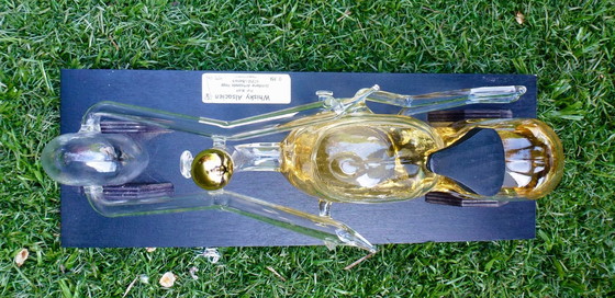 Image 1 of Modelo único de botella de whisky Harley Davidson soplada a mano.