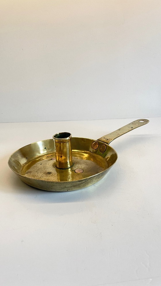 Image 1 of Antiker, niedriger Kerzenleuchter aus massivem Messing