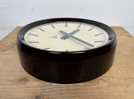 Image 1 of Orologio da parete industriale in bachelite di Pragotron, anni '60