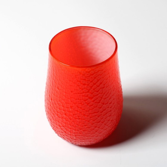 Image 1 of Vaso Mid-Century moderno rosso martellato: vetro svedese Elme Glasbruk, anni '60