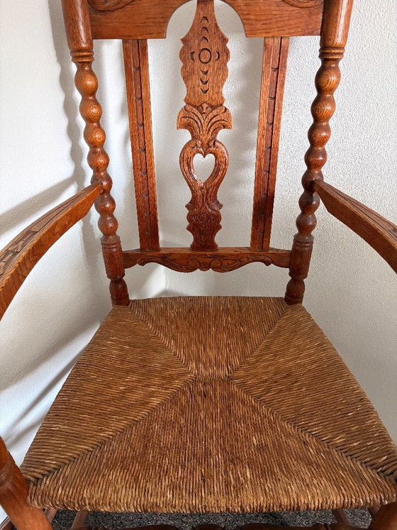 Image 1 of Antiker Eichensessel mit Sitzfläche aus Binsen