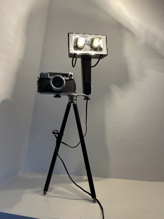 Original Yashica camera on a tripod with large flash (mains powered) – Decorative Objects, Glass, Metal (photo 9 of 15)