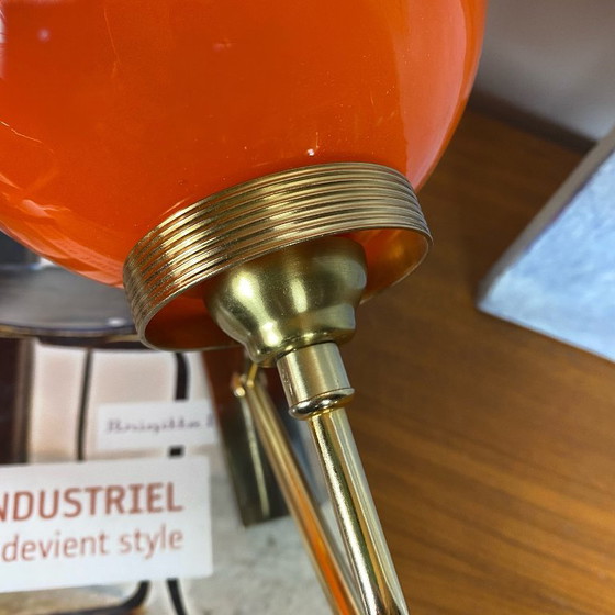 Paar Wandleuchten mit orangefarbenen Opalglaskugeln und goldfarbenem Metall (photo 6 of 8)