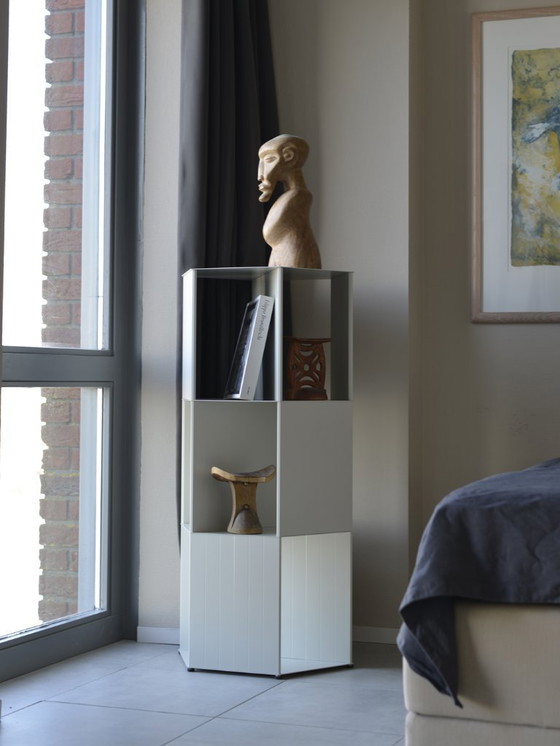 Image 1 of Hexagon di Nendo - libreria indipendente di design / piedistallo / divisorio, 107 cm grigio-bianco