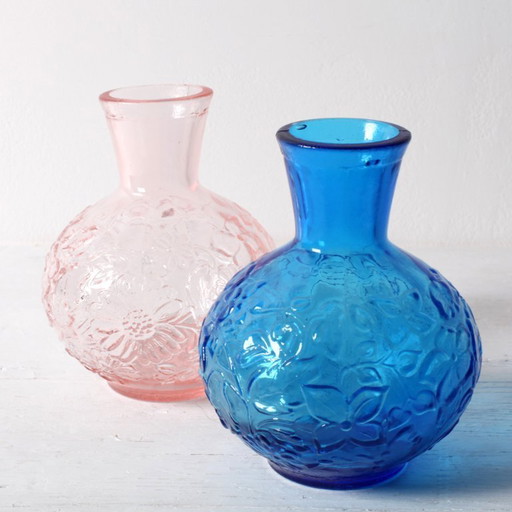 Juego de 2 jarrones vintage de vidrio prensado, diseño floral azul y rosa, Italia, década de 1960.