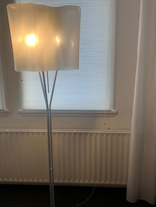 Die Stehleuchte Artimide Logico wurde von M. De Lucchi und G. Reichert entworfen.