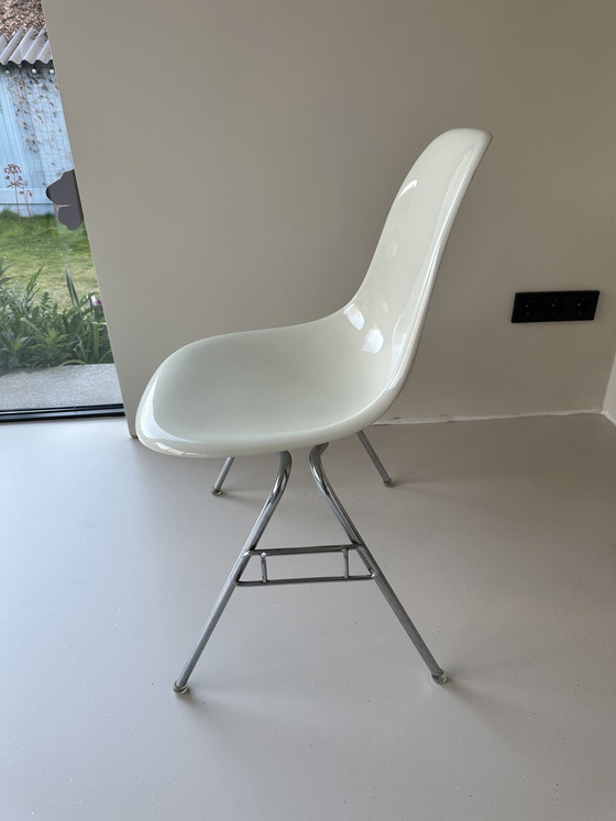 Image 1 of 6x Herman miller Eames DSR Fiberglass kuip stoelen stapelbaar
