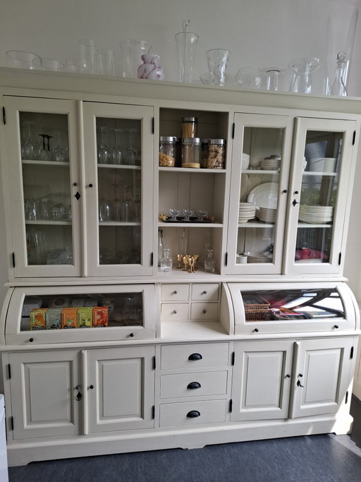 Porzellanschrank im Landhausstil