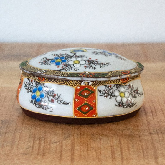 Image 1 of Handbemalte Porzellandose mit Blumen- und Vogelmotiv