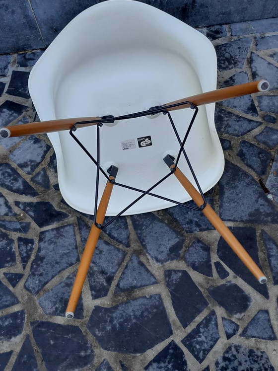 Vitra Eames Plastic Armchair, disegnata da Charles & Ray Eames, crema, Poltrone, Plastica, Legno (foto 8 di 8)