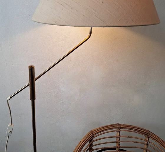 Messing vloerlamp uit het midden van de 20e eeuw, 360 graden draaibaar en in hoogte verstelbaar. (photo 13 of 20)