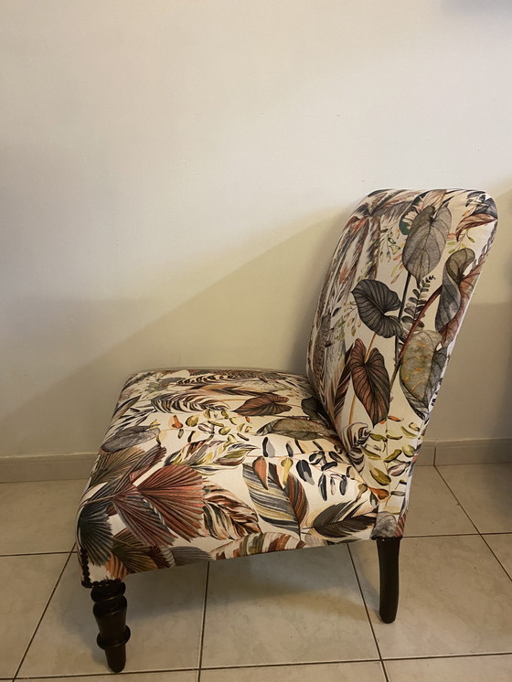 Image 1 of Een antieke Napoleon Iii stijl fauteuil en haardstoel bekleed met moderne kwaliteitsbloemstof