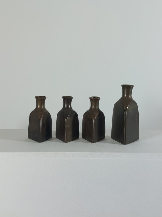 Image 1 of Kwintet van vier driehoekige messing vazen ​​met patina-afwerking.