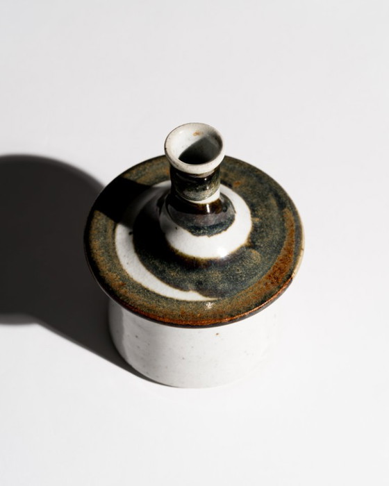 Image 1 of Kuratiertes dänisches Studio-Keramik-Ensemble: Vase von Jette Andersen und Schachtel von Marianne Starck
