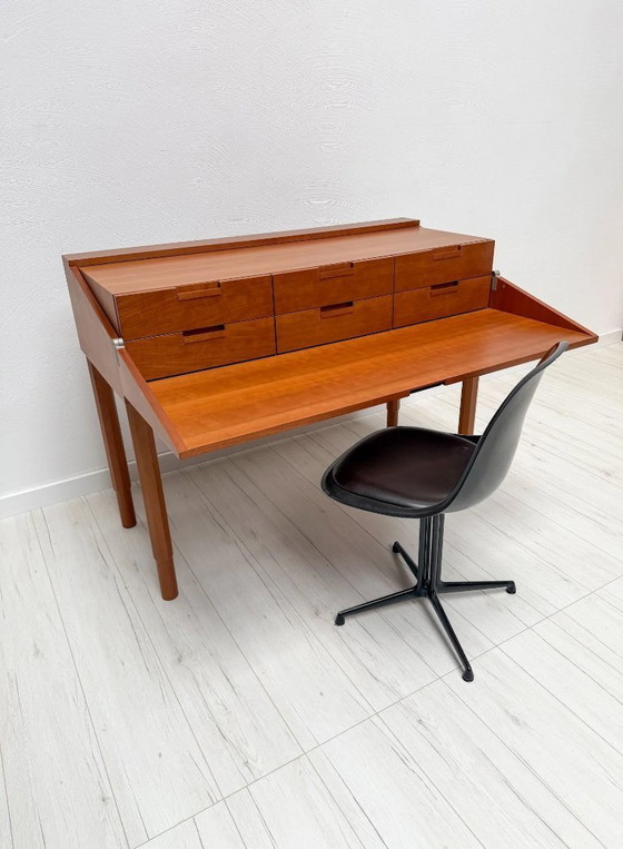 Image 1 of Scrivania vintage in legno di ciliegio disegnata da Antonio Citterio per B&B Italia, design postmoderno, anni '80.